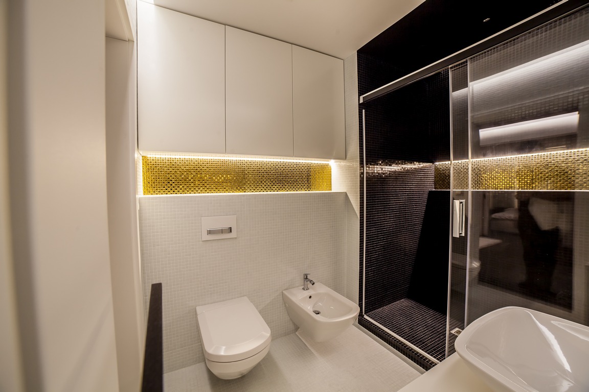 SaniWell ekskluzywna łazienka Huppe złota mozaika